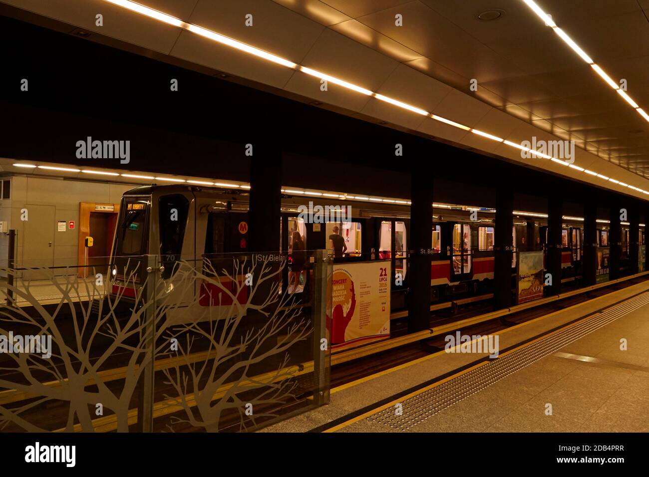 Varsavia, Polonia - 18 agosto 2016: Stazione della metropolitana. Partenza del treno della metropolitana fuori dall'ora di punta. Foto Stock