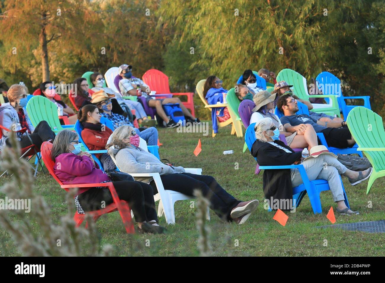 New Orleans, Stati Uniti. 15 novembre 2020. La gente guarda il film all'aperto durante il 31° Festival del film di New Orleans, Louisiana, Stati Uniti, 15 novembre 2020. Il festival del cinema si svolge dal 6 al 22 novembre a New Orleans. Le persone possono godersi i film attraverso il cinema virtuale e la programmazione di cinema all'aperto. Credit: LAN Wei/Xinhua/Alamy Live News Foto Stock