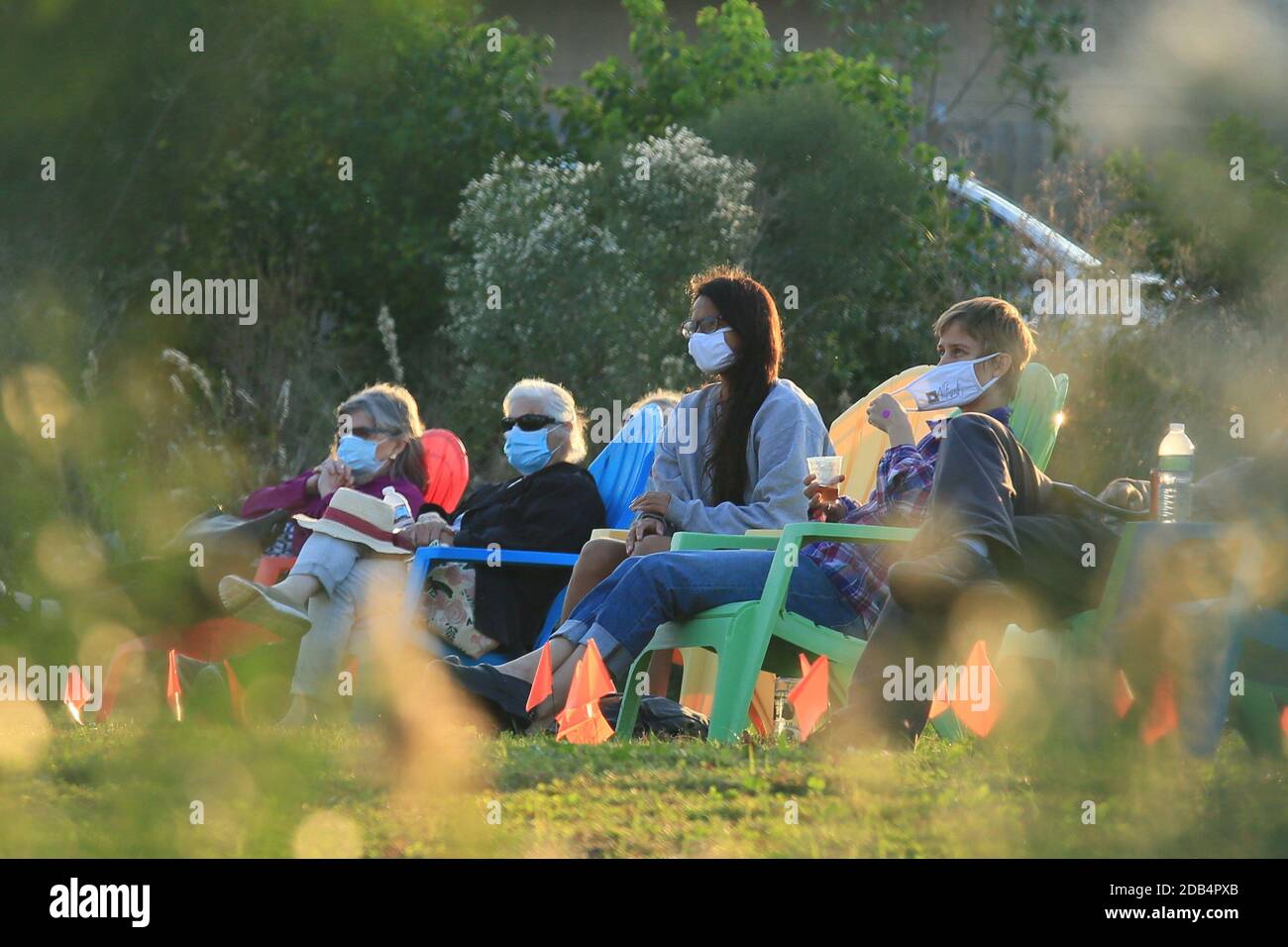 New Orleans, Stati Uniti. 15 novembre 2020. La gente guarda il film all'aperto durante il 31° Festival del film di New Orleans, Louisiana, Stati Uniti, 15 novembre 2020. Il festival del cinema si svolge dal 6 al 22 novembre a New Orleans. Le persone possono godersi i film attraverso il cinema virtuale e la programmazione di cinema all'aperto. Credit: LAN Wei/Xinhua/Alamy Live News Foto Stock