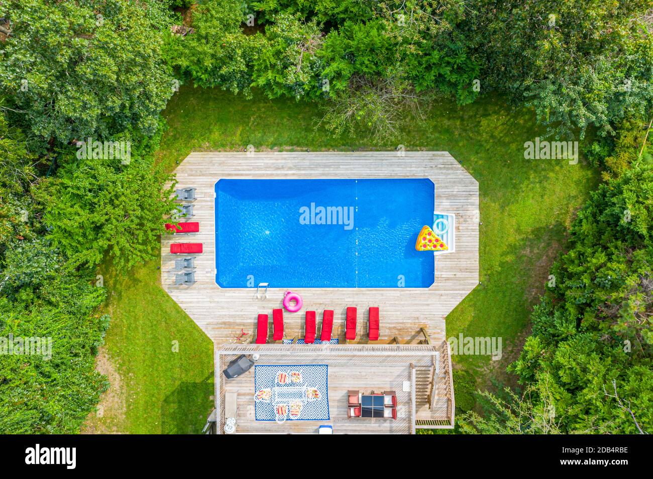 vista aerea di una piscina e di una zona piscina Foto Stock