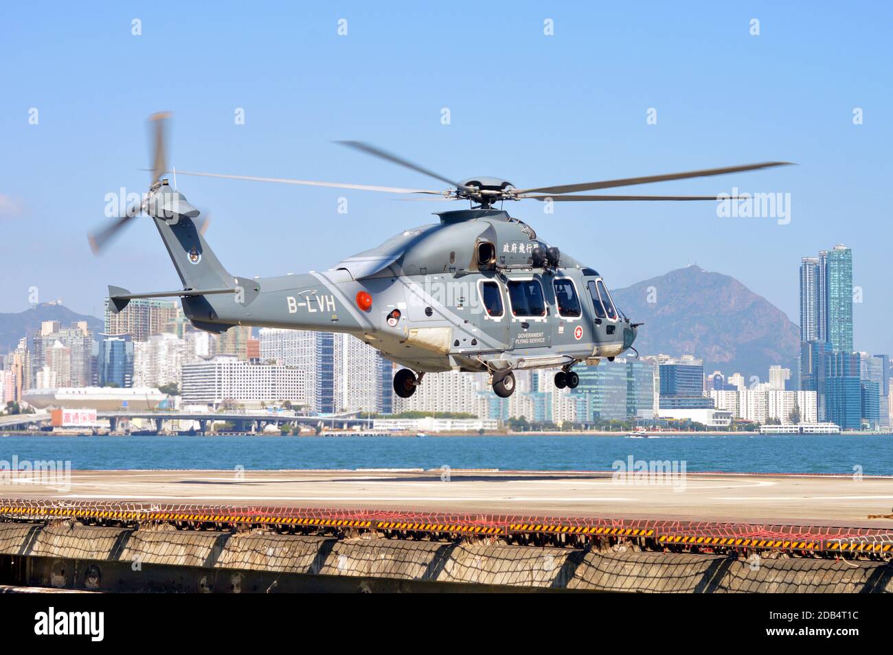 Elicottero del servizio di volo governativo (政府飛行服務隊) (Airbus H175) che si solleva all'eliporto di Wanchai, Hong Kong, 2020 Foto Stock