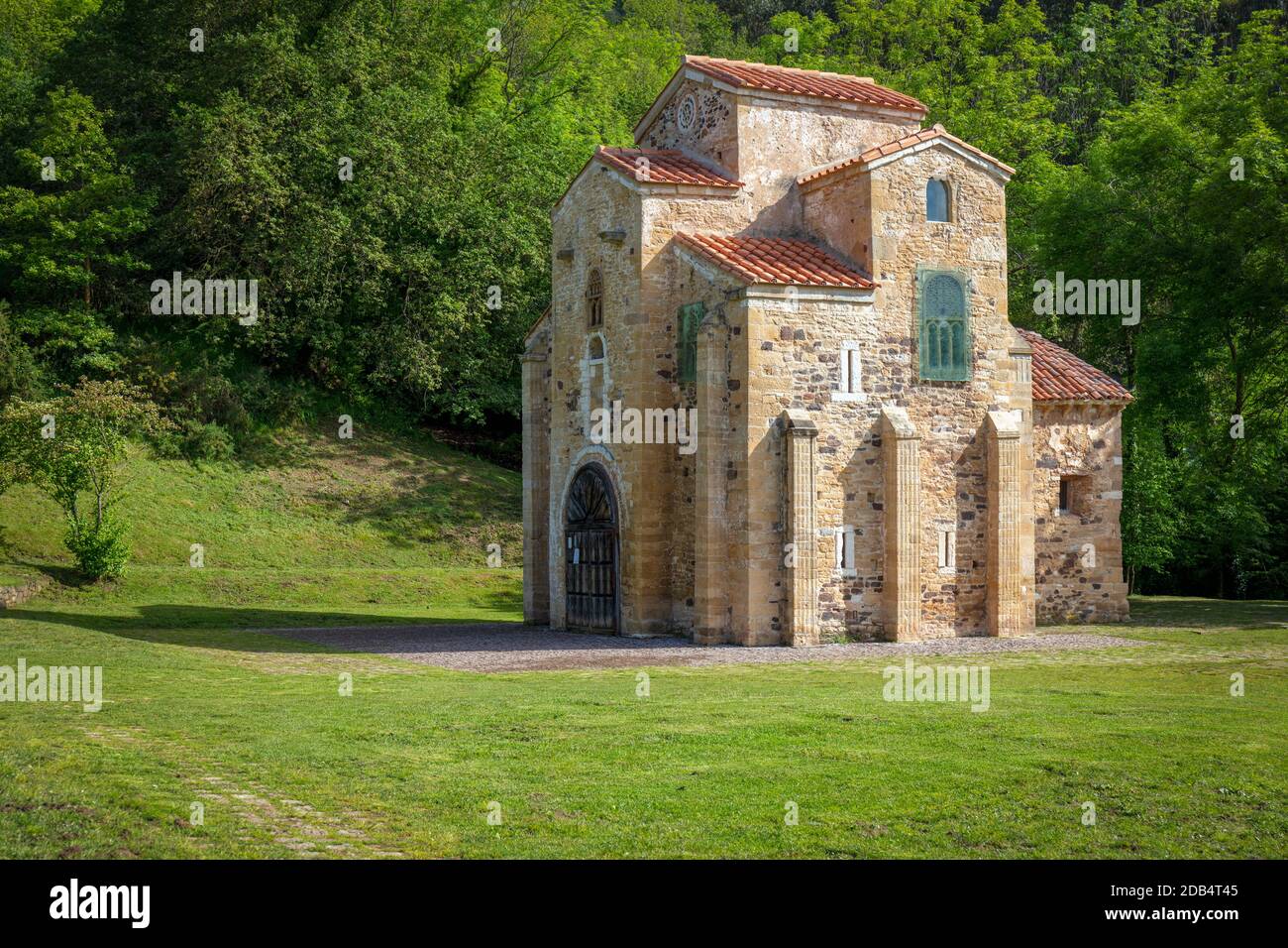 Chiesa pre-romanica di San Miguel de Lillo, Oviedo, Asturias, Spagna. San Miguel de Lillo fa parte dei monumenti di Ovied, patrimonio dell'umanità dell'UNESCO Foto Stock