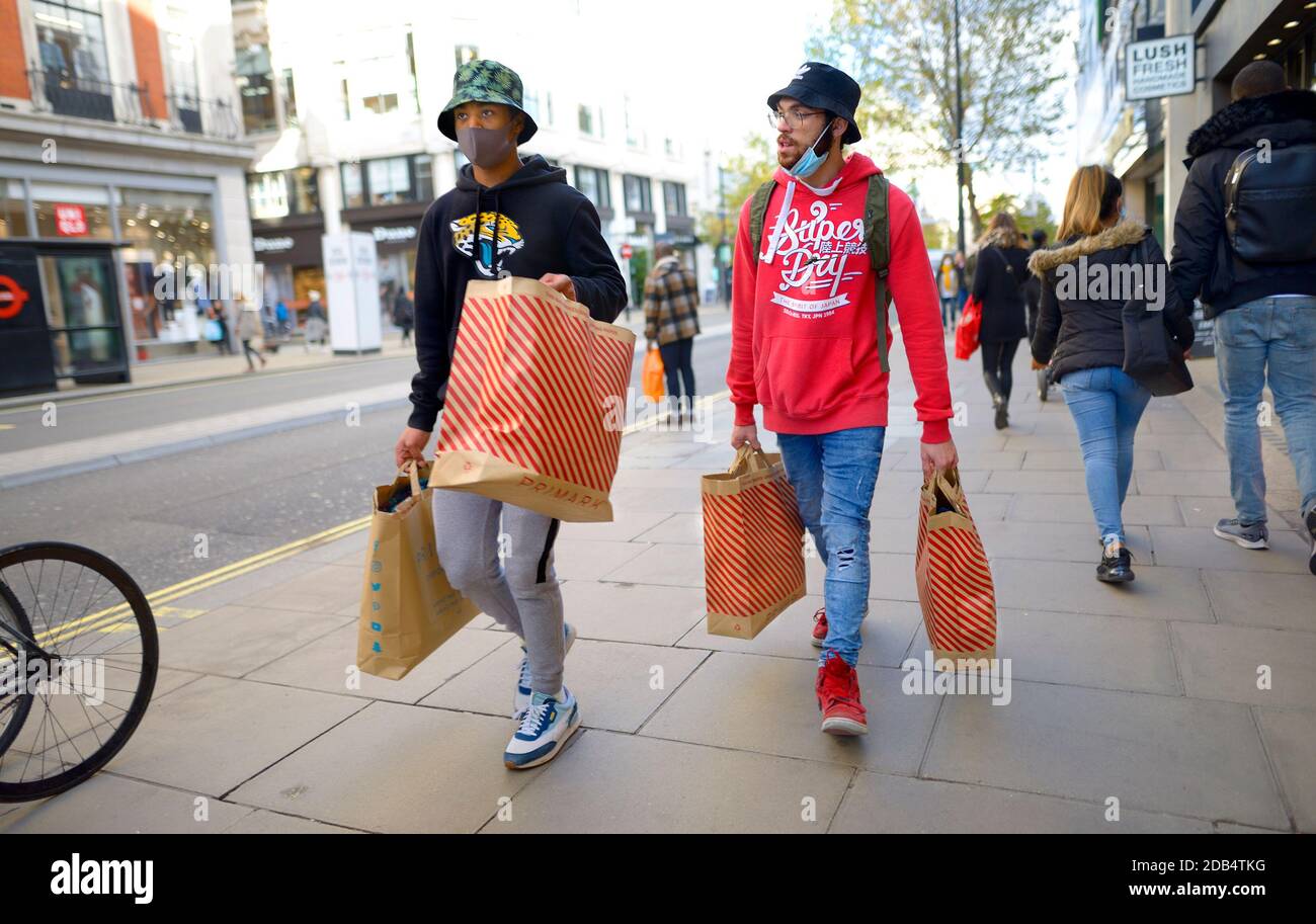 Londra, Inghilterra, Regno Unito. Shopping nel West End durante la pandemia COVID, novembre 2020 Foto Stock