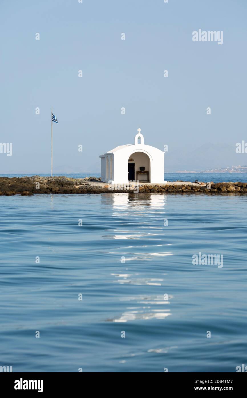 Vista sull'acqua fino alla Cappella di Agios Nikolaos nel villaggio di Georgioupoli, Creta, Grecia Foto Stock