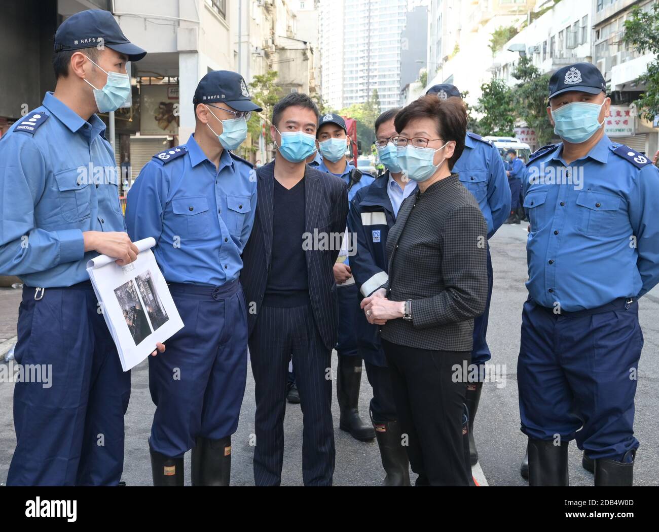Hong Kong. 16 Nov 2020. Hong Kong Special Administrative Region (HKSAR) il Chief Executive Carrie Lam ispeziona la scena di un incidente d'incendio sulla Canton Road a Hong Kong, Cina meridionale, 16 novembre 2020. Lam ha incaricato i reparti interessati di intraprendere azioni di follow-up. PER ANDARE CON 'HKSAR gova't per ispezionare 2,500 edifici invecchiati in seguito a un incendio mortale' Credit: Xinhua/Alamy Live News Foto Stock