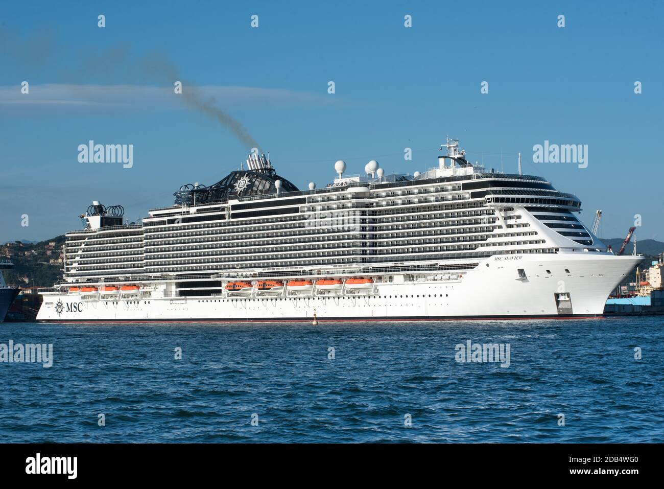 Un passeggero MSC nave da crociera o liner passando offshore in un concetto di viaggi per mare e in estate Viaggi e vacanze Foto Stock Un passeggero MSC nave da crociera o liner passando offshore in un concetto di viaggi per mare e in estate Viaggi e vacanze Foto Stock