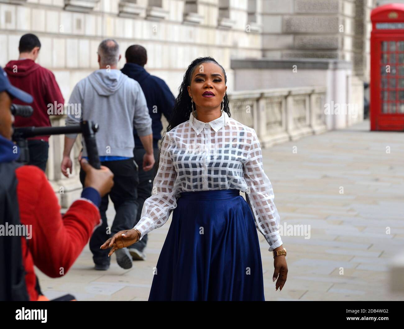 Abimbola Olaofe - cantante gospel / cantautore - filmare un video in Parliament Square, Londra, Regno Unito, ottobre 2020 Foto Stock