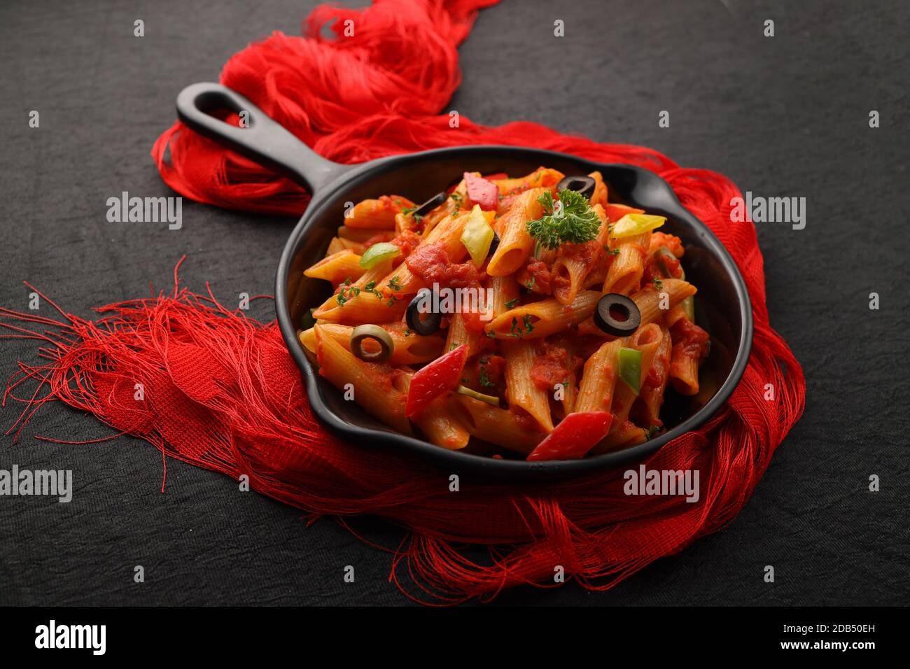 Pasta al Suace Rosso / Pasta alla salsa di pomodoro/ Pasta all'Arrabiata Foto Stock