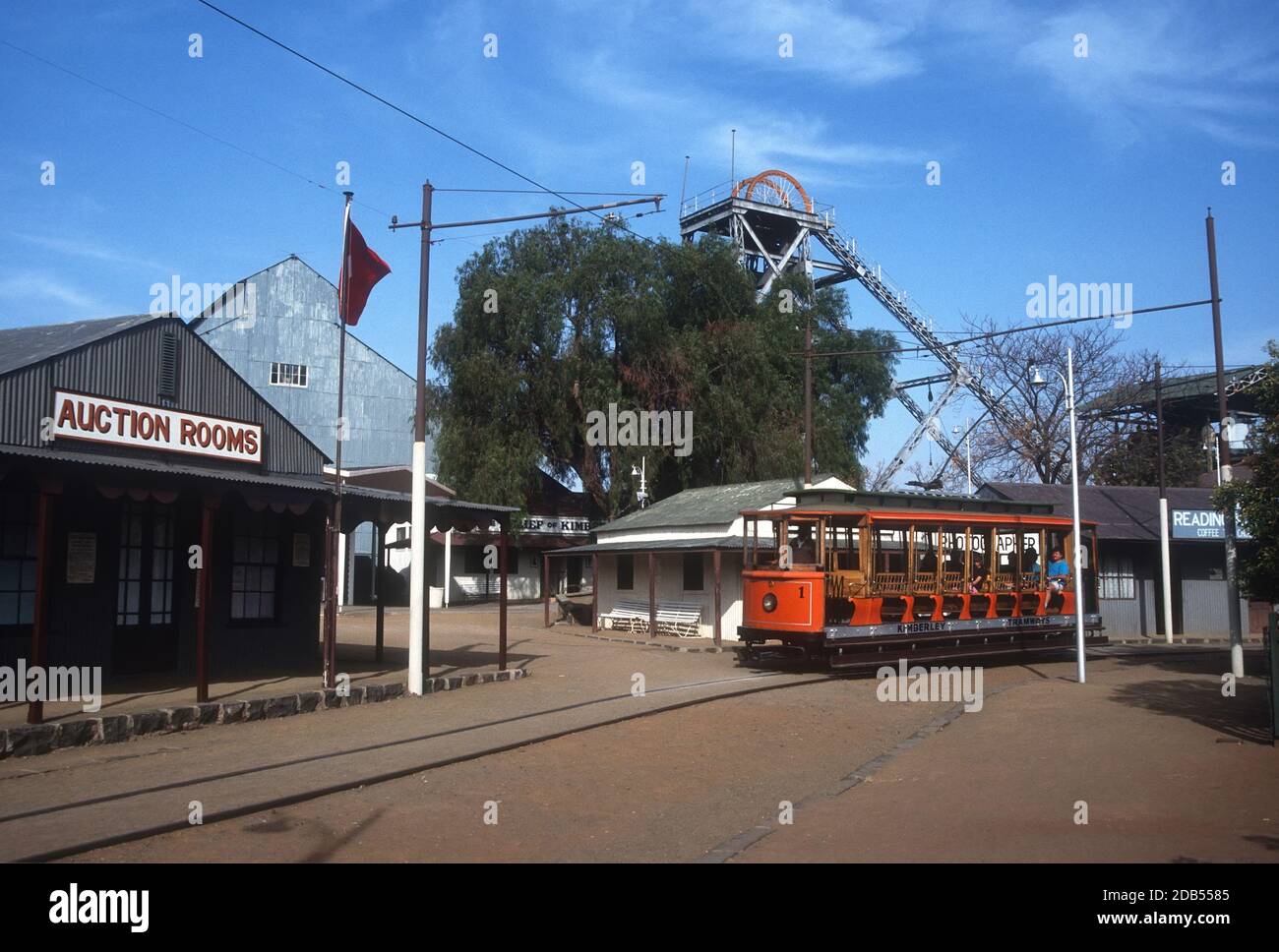 Edificio con tram e aste con attrezzi da avvolgimento a distanza, Kimberley, Sudafrica Foto Stock