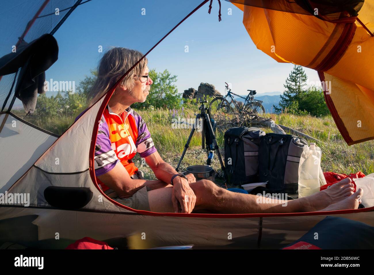 WA18116-00...WASHINGTON - accampamento sulla cima del monte Cooper mentre cucinando e filtrando l'acqua, portata in su da Black Creek, gocciolando da un treppiede Foto Stock