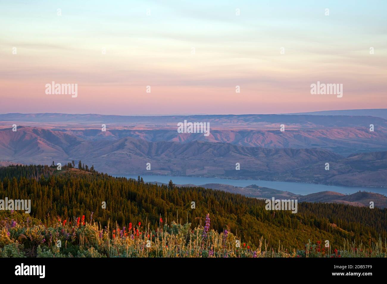 WA18121-00...WASHINGTON - affacciato sul Lago Chelan al tramonto dalla cima di 5,867 piedi della Cooper Mountain nella Okanogan Wenatchee National Forest. Foto Stock