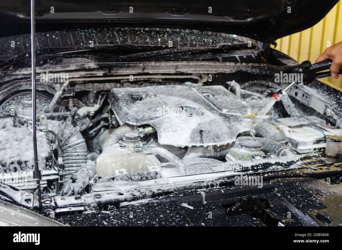 Schiuma per autolavaggio - pulizia del motore con lavaggio in schiuma.  Dettagli di manutenzione della vettura Foto stock - Alamy