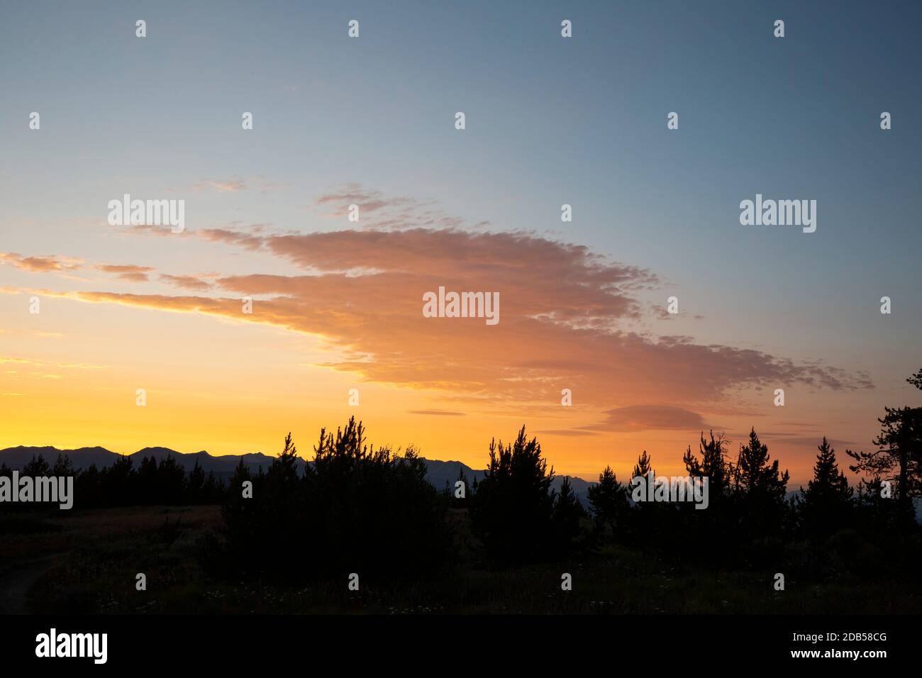 WA18128-00...WASHINGTON - Tramonto sulla catena montuosa Cascade vista dalla Cooper Mountain situata sopra il Lago Chelan. Foto Stock