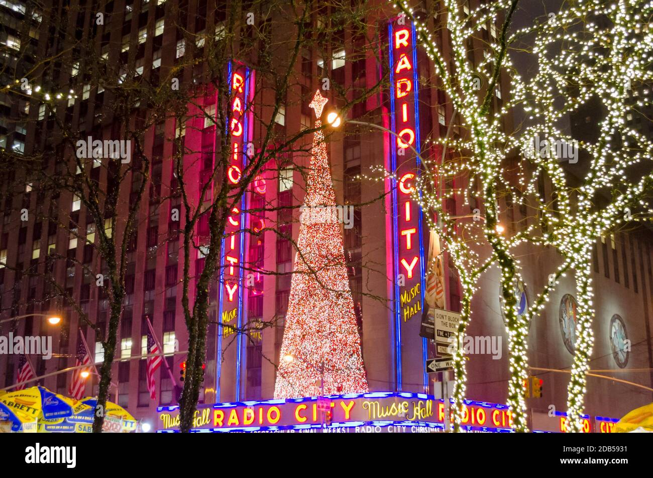 Radio City Music Hall al tempo di Natale. Decorato con un impressionante albero di Natale e luci luminose. New York City, Stati Uniti Foto Stock