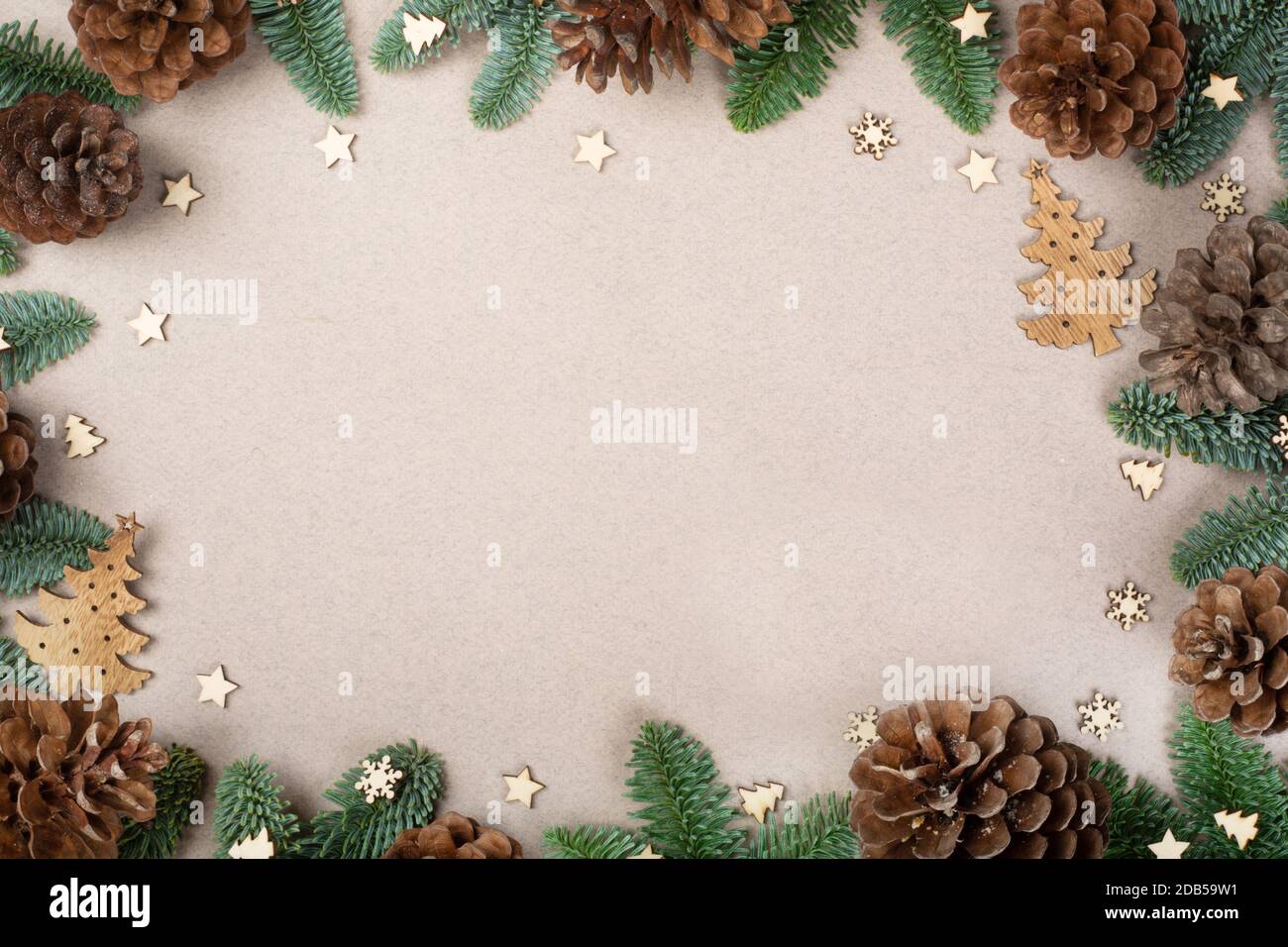 Scheda di Natale sfondo luminoso con decor in legno abete rami del telaio di confine con lo spazio di copia Foto Stock