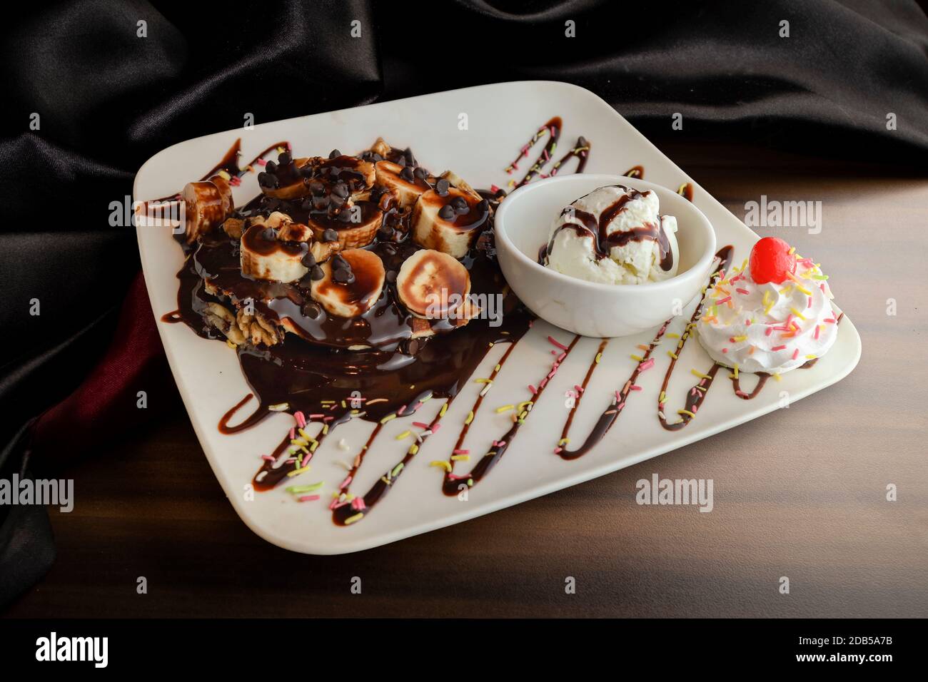Panake al cioccolato con banana e gelato Foto Stock