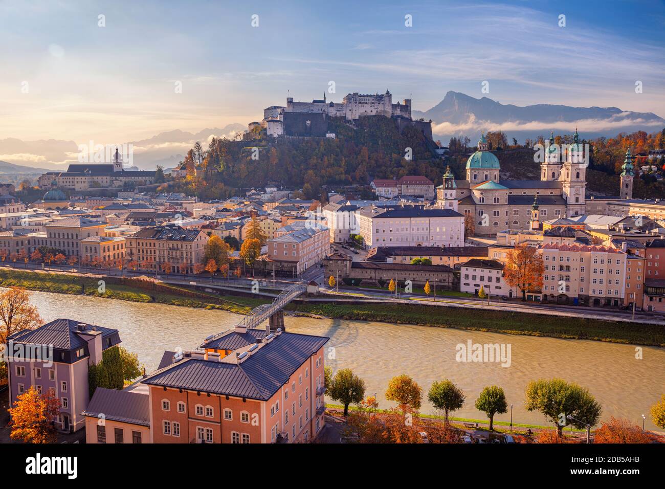 Salisburgo, Austria. Immagine aerea del paesaggio urbano di Salisburgo, Austria all'alba dell'autunno. Foto Stock
