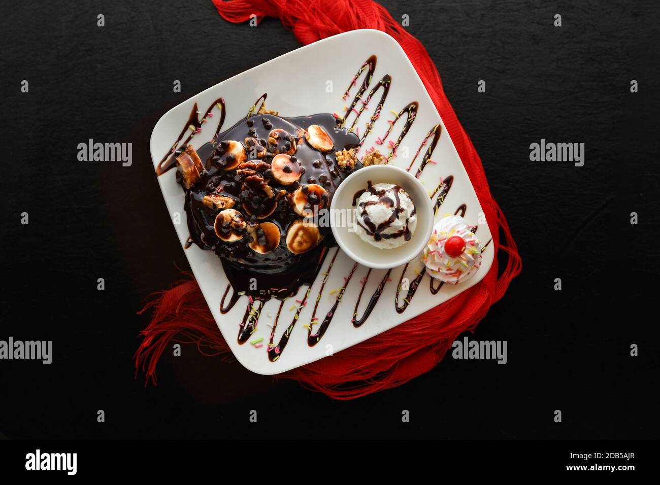 Panake al cioccolato con banana e gelato Foto Stock