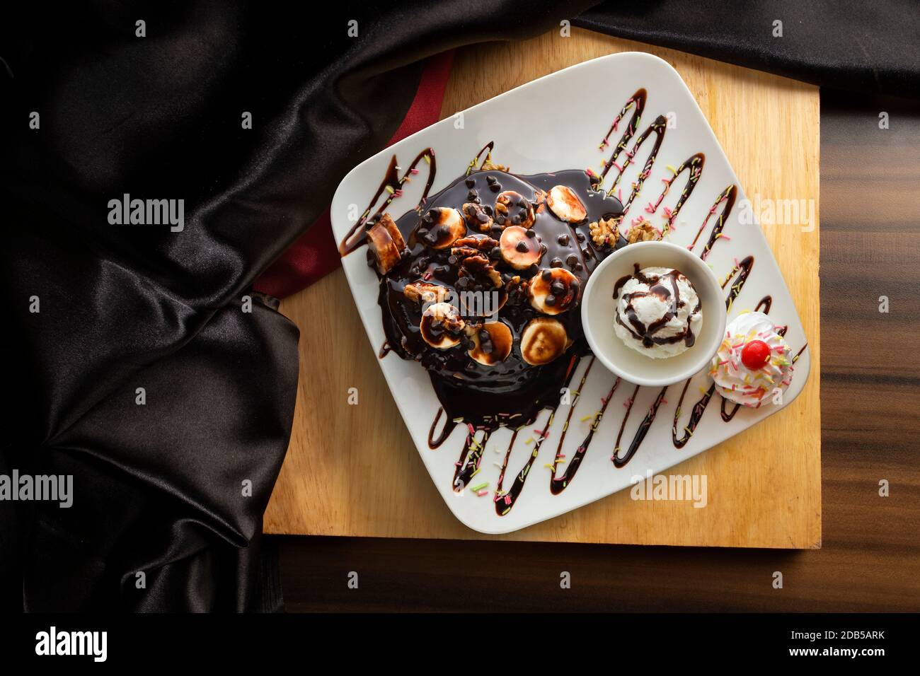 Panake al cioccolato con banana e gelato Foto Stock
