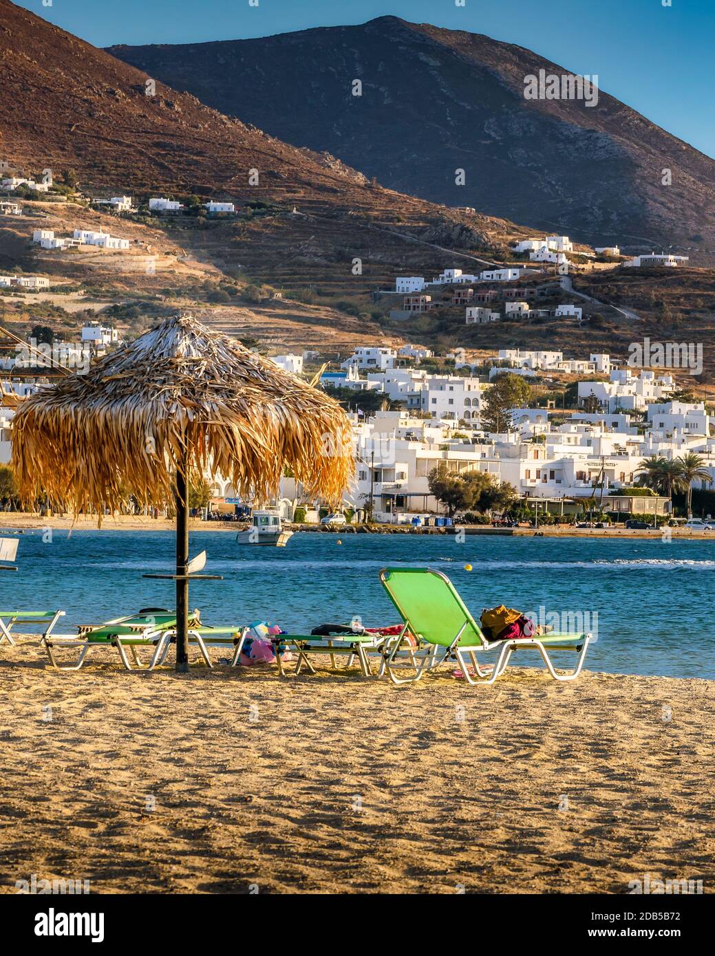 Vista della spiaggia di Parikia e del vilage come sfondo nell'isola di Paros, Grecia. Foto Stock