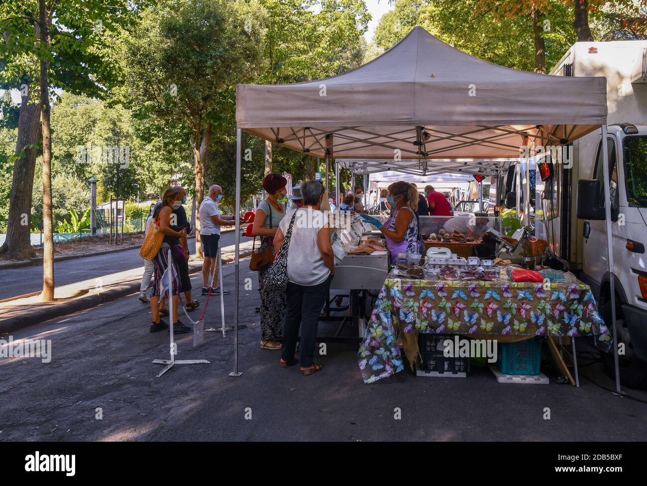 Persone e turisti che acquistano cibo fresco locale al mercato settimanale della città di Viale Cesare Macchi in estate, Siena, Toscana, Italia Foto Stock