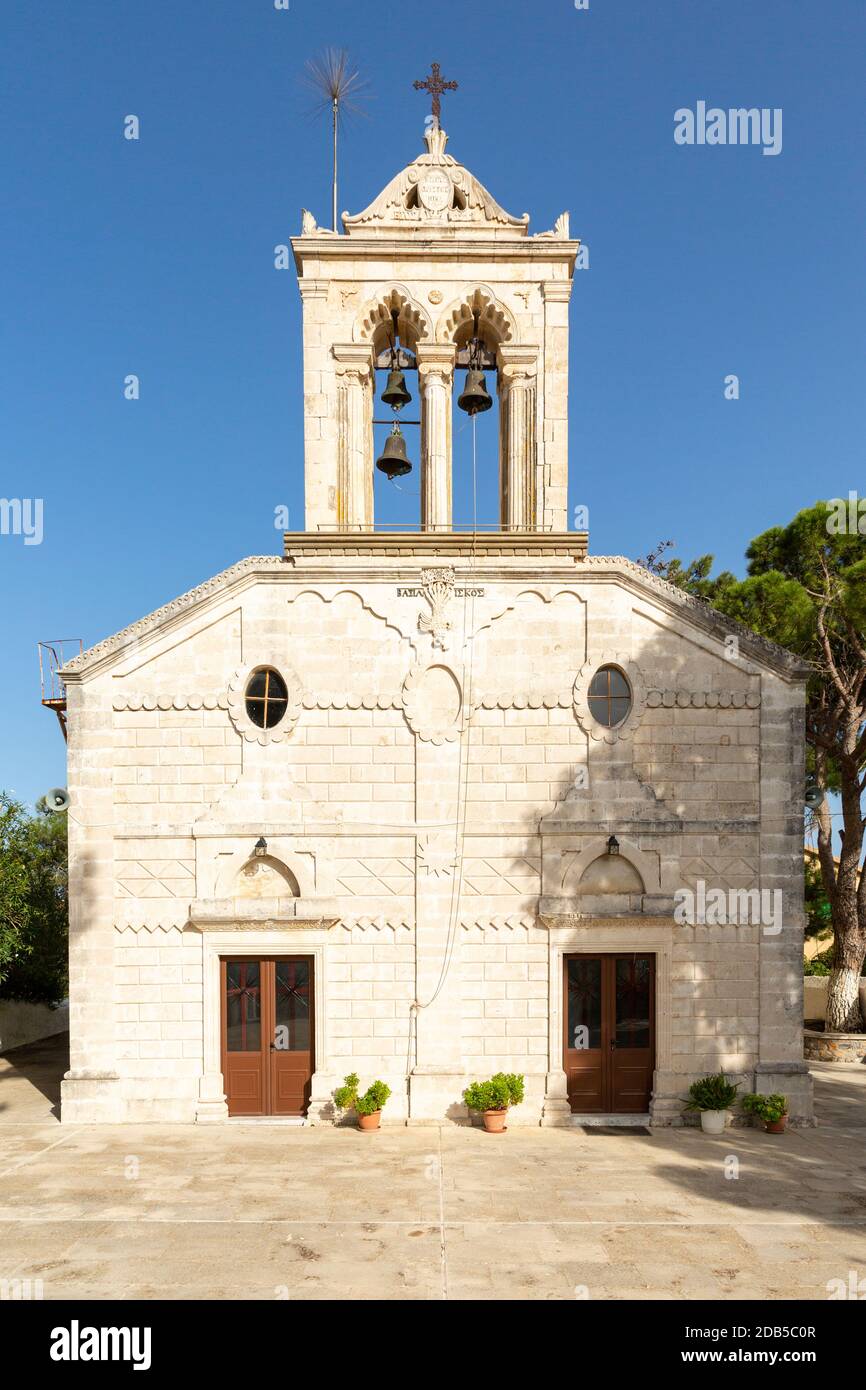 Vista esterna di una chiesa greco-ortodossa nel villaggio di Kefalas, comune di Vamos, Creta, Grecia Foto Stock