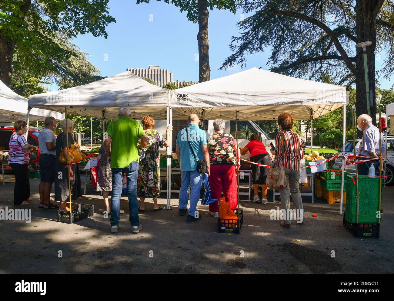 Persone e turisti che acquistano cibo fresco locale al mercato settimanale della città di Viale Cesare Macchi in estate, Siena, Toscana, Italia Foto Stock