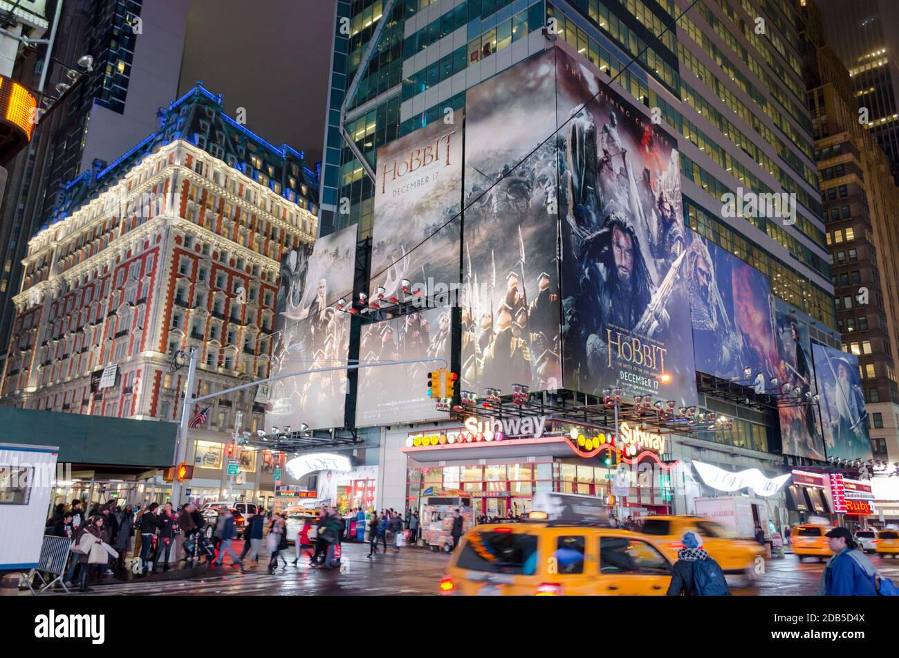 Manhattan Times Square piena di persone che festeggiano il Natale. Edifici imponenti con schermi al neon, luci brillanti e affissioni. New York City, Stati Uniti Foto Stock