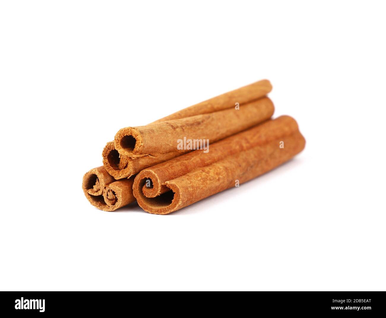 Close up mucchio di tre bastoncini di cannella isolati su sfondo bianco, ad alto angolo di visione Foto Stock