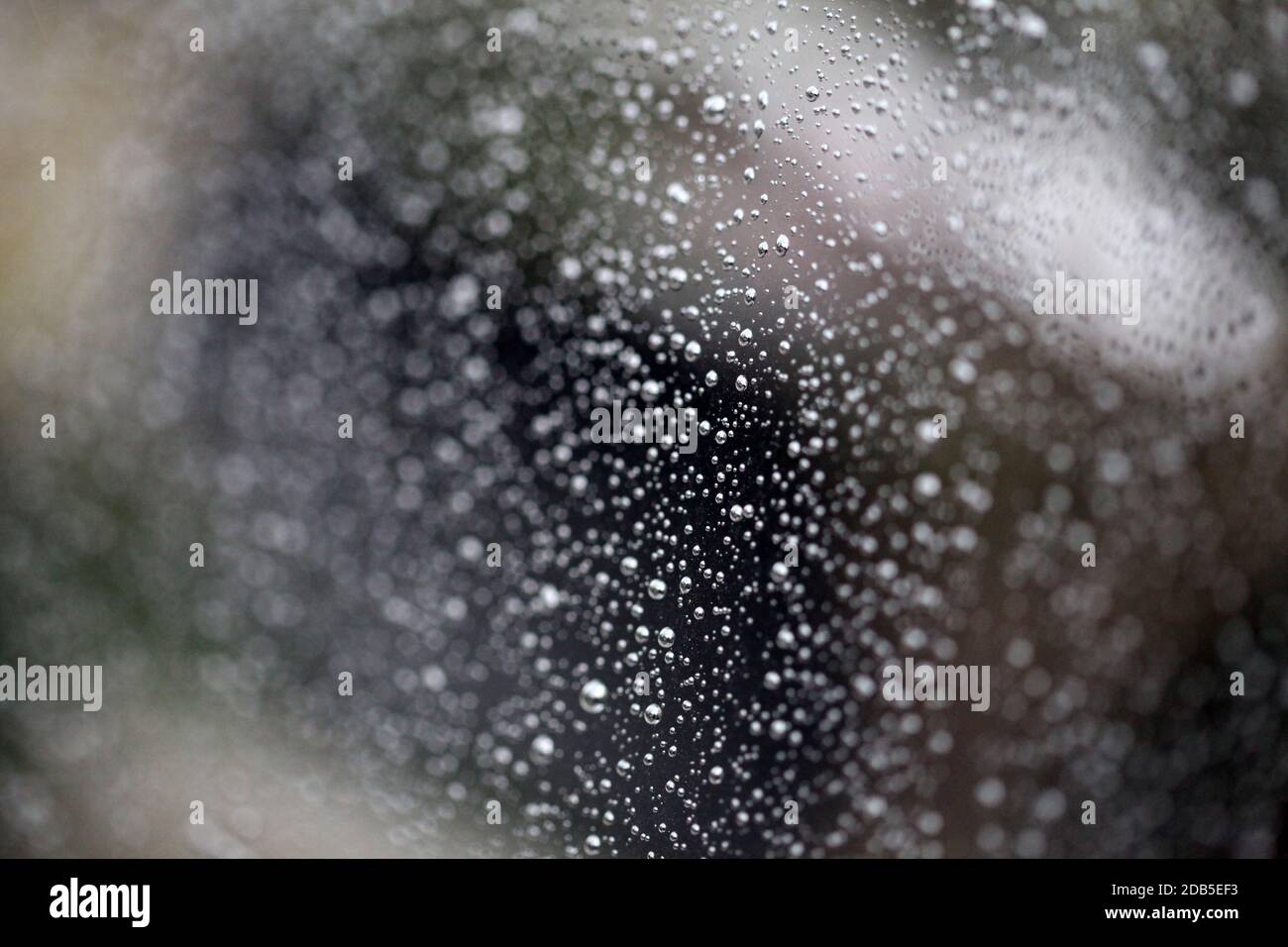 Gocce di pioggia sul vetro dei finestrini. Primo piano di gocce d'acqua sul vetro, pioggia, Vai via Foto Stock