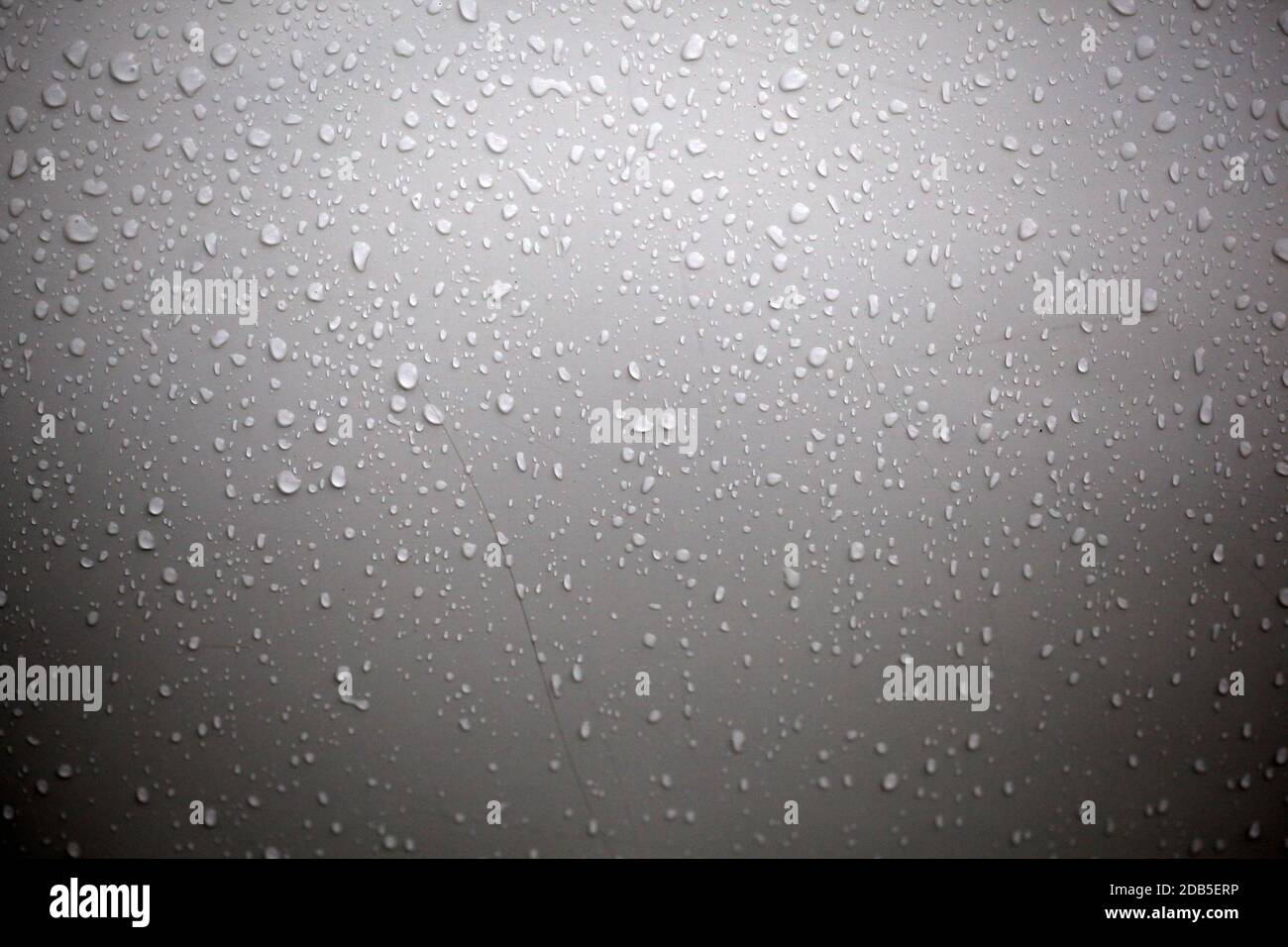 Gocce di pioggia sul vetro dei finestrini. Primo piano di gocce d'acqua sul vetro, pioggia, Vai via Foto Stock