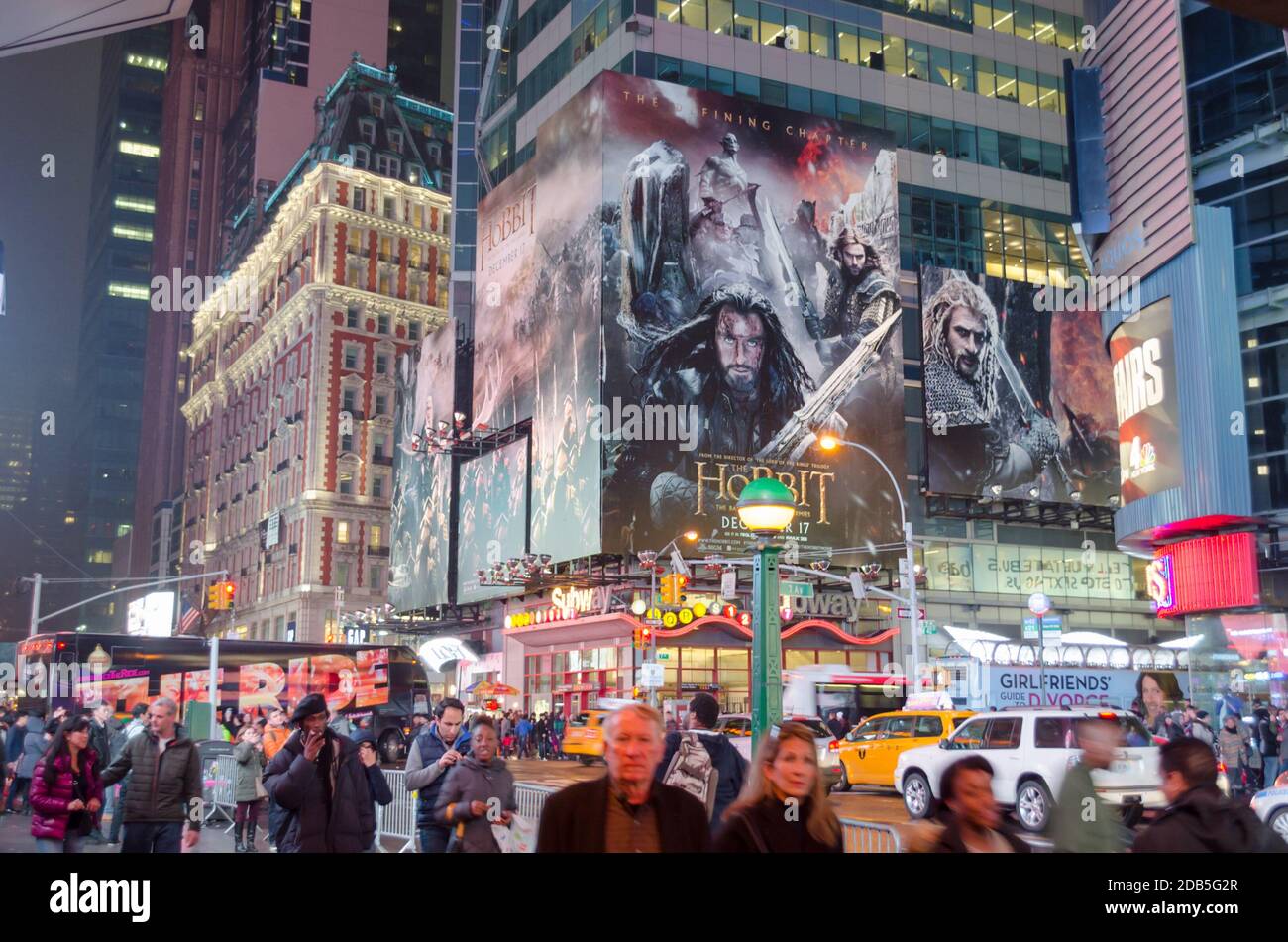 New York Manhattan Times Square piena di persone che festeggiano il Natale. Edifici imponenti con schermi al neon, luci brillanti e affissioni. New York City, Stati Uniti Foto Stock