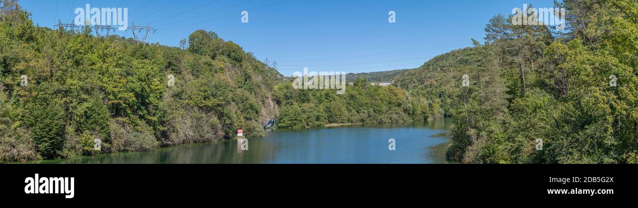 Moirans en Montagne - 09 04 2020: Vista della diga di Vouglans da valle Foto Stock