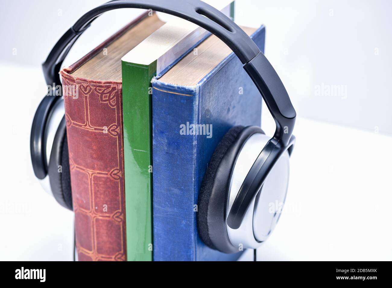Una serie di libri riprodotti come audio tramite altoparlanti per cuffie Foto Stock