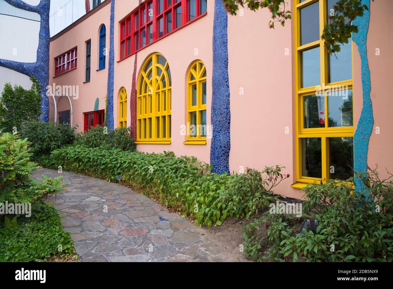 GOOR, PAESI BASSI - 16 GIUGNO 2018: Look-egual of a Hundertwasser Haus. Il "Aan de Stegge-Building", come questo edificio olandese è ufficialmente chiamato, è d Foto Stock