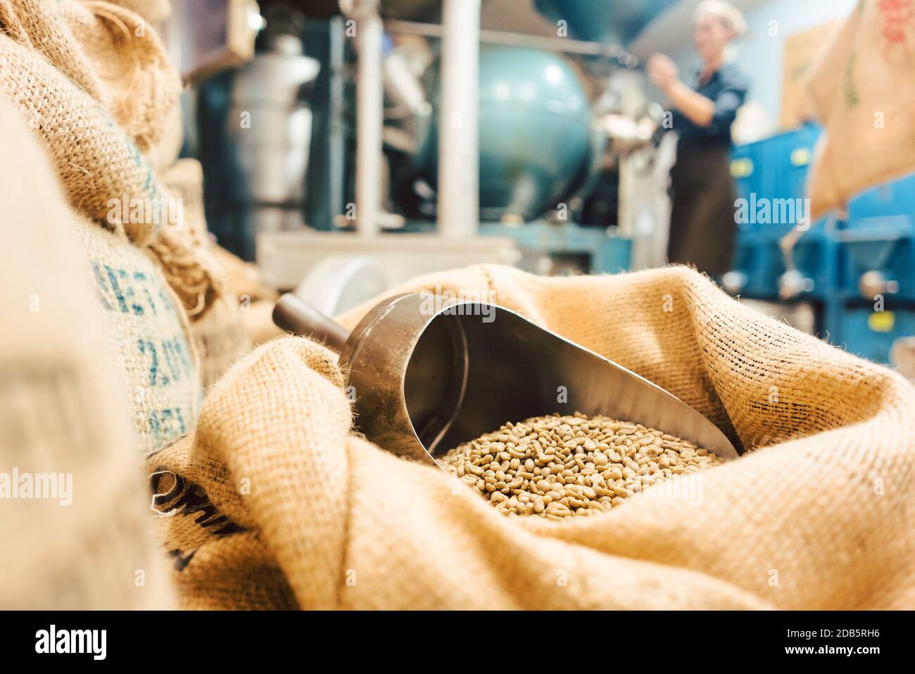 Sacchetti di caffè in roadery o immagazzinaggio all'ingrosso Foto Stock