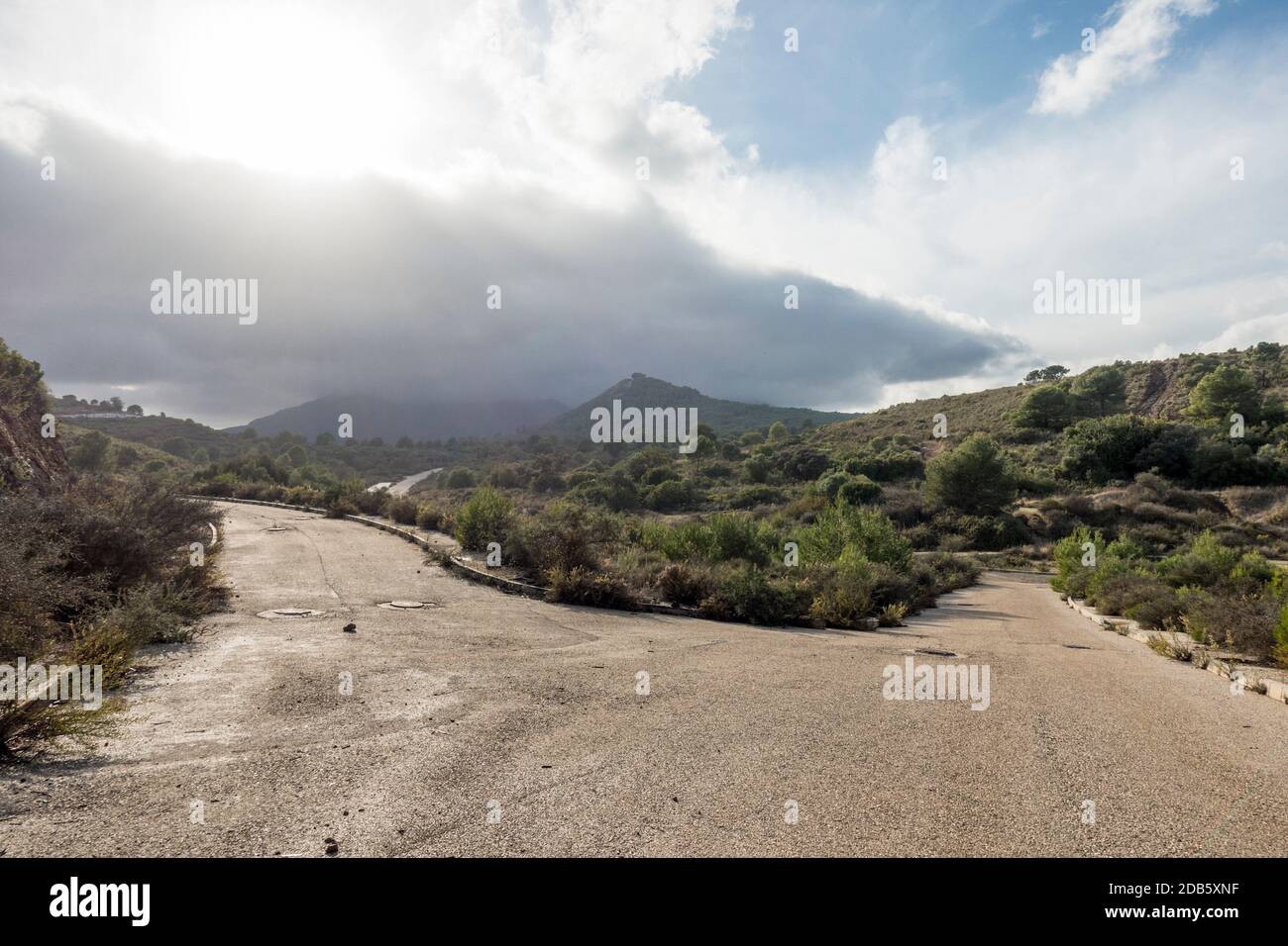 Abbandonato e dismesso cantiere, infrastrutture stradali lasciato incompiuto in Andalusia, Spagna. Foto Stock