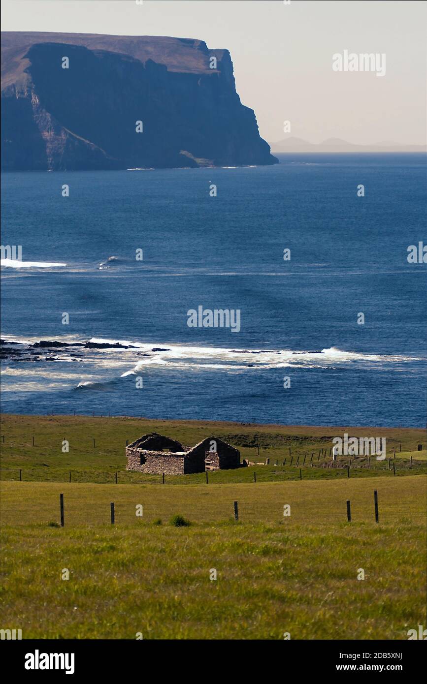 Tradizionale casale scozzese rovine sulla costa occidentale delle isole Orkney Foto Stock