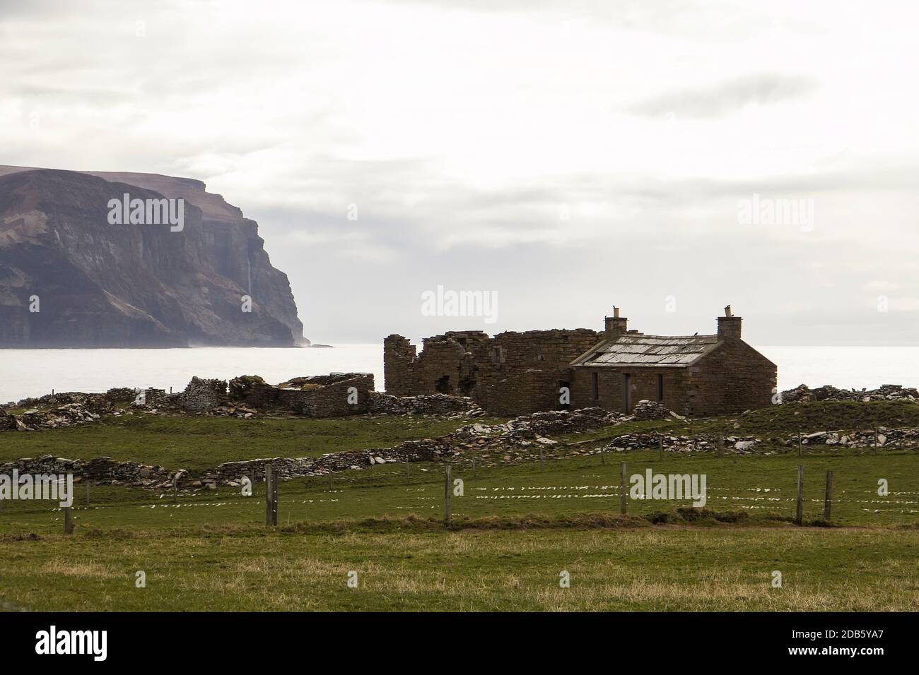 Rovine del palazzo dei vescovi sulla costa occidentale di Orkney con Hoy colline sullo sfondo Foto Stock