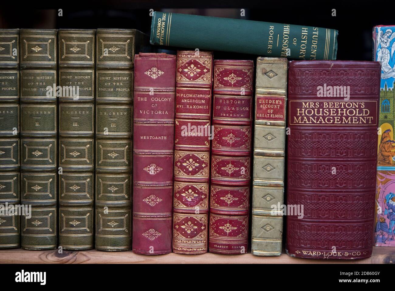 Scaffale di libri d'epoca, compresa una copia della Mrs Beetons Household Management, in una libreria di seconda mano a Edimburgo, Scozia, Regno Unito. Foto Stock