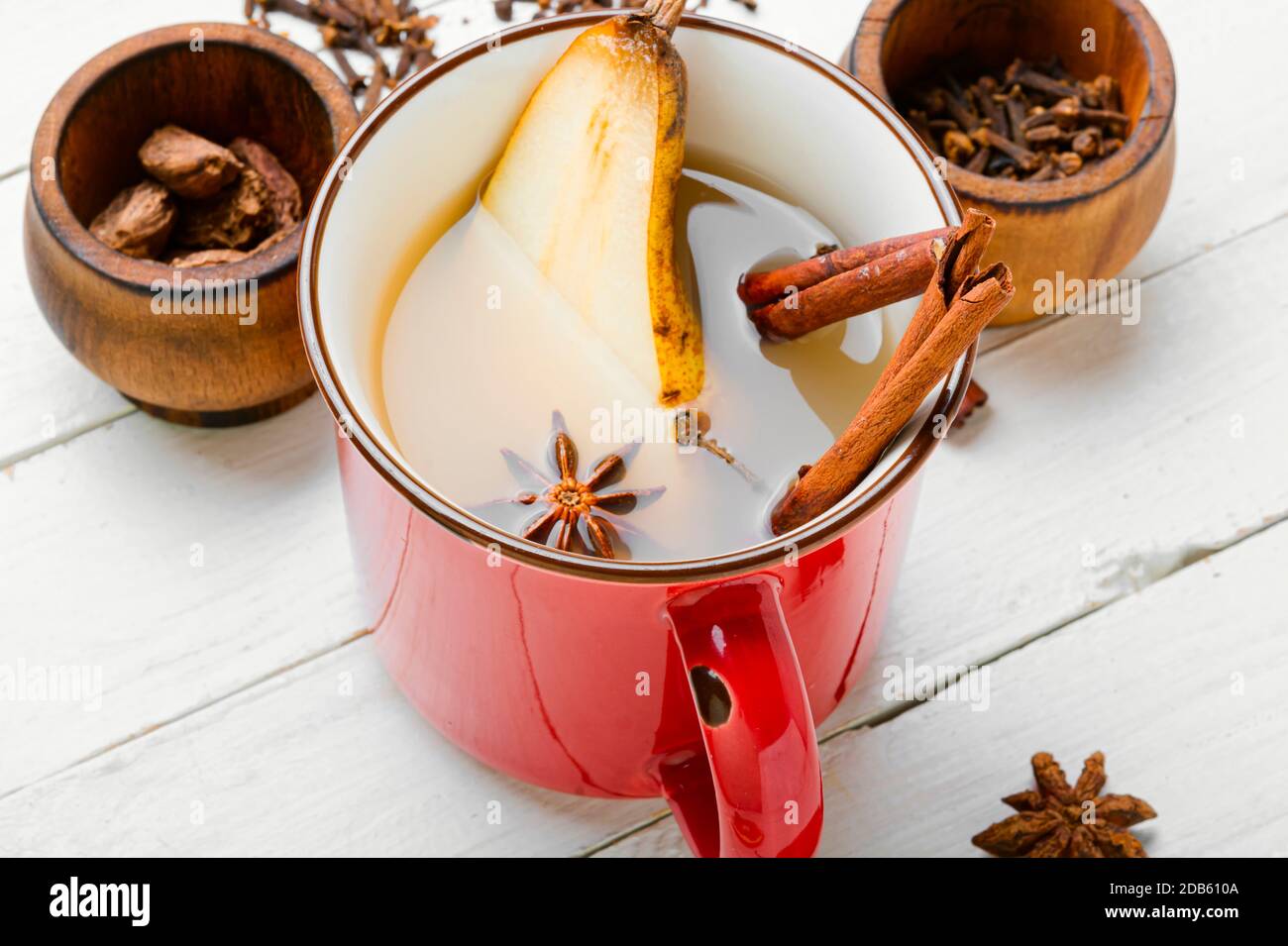 Tradizionale bevanda alcolica autunnale. Caldo vino pacciulé di pera. Vino Pear con spezie. Foto Stock