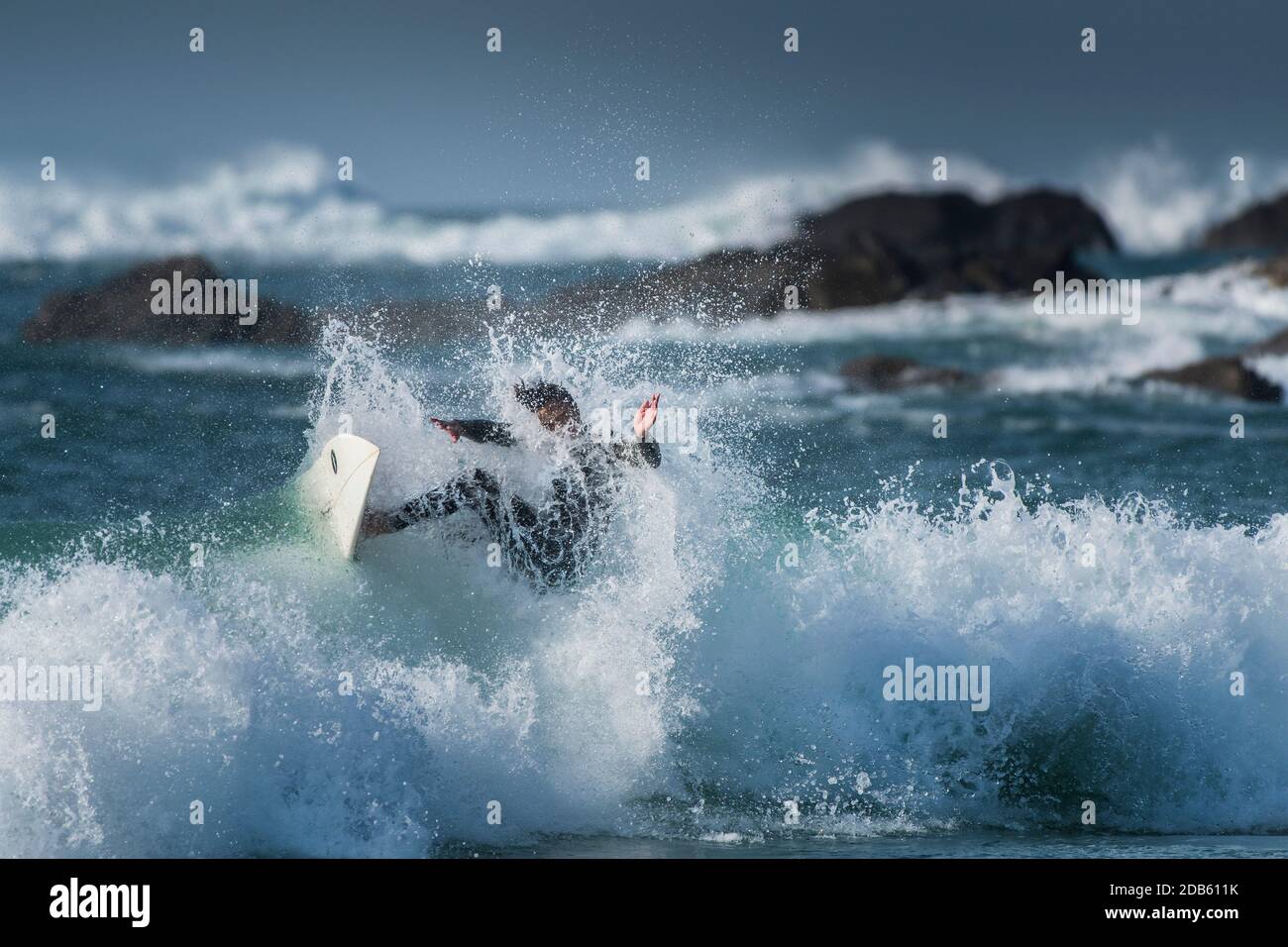Azione di surf selvaggia e drammatica a Fistral a Newquay in Cornovaglia. Foto Stock