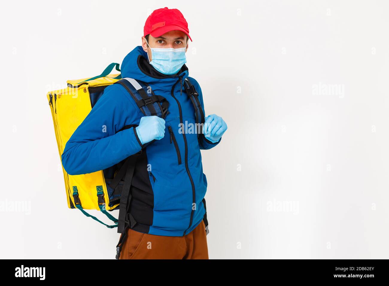 consegna uomo inviare sacchetto di cibo alla manopola della porta per contatto senza contatto o dal pilota di consegna in casa anteriore per la distanza sociale per rischio di infezione. Foto Stock