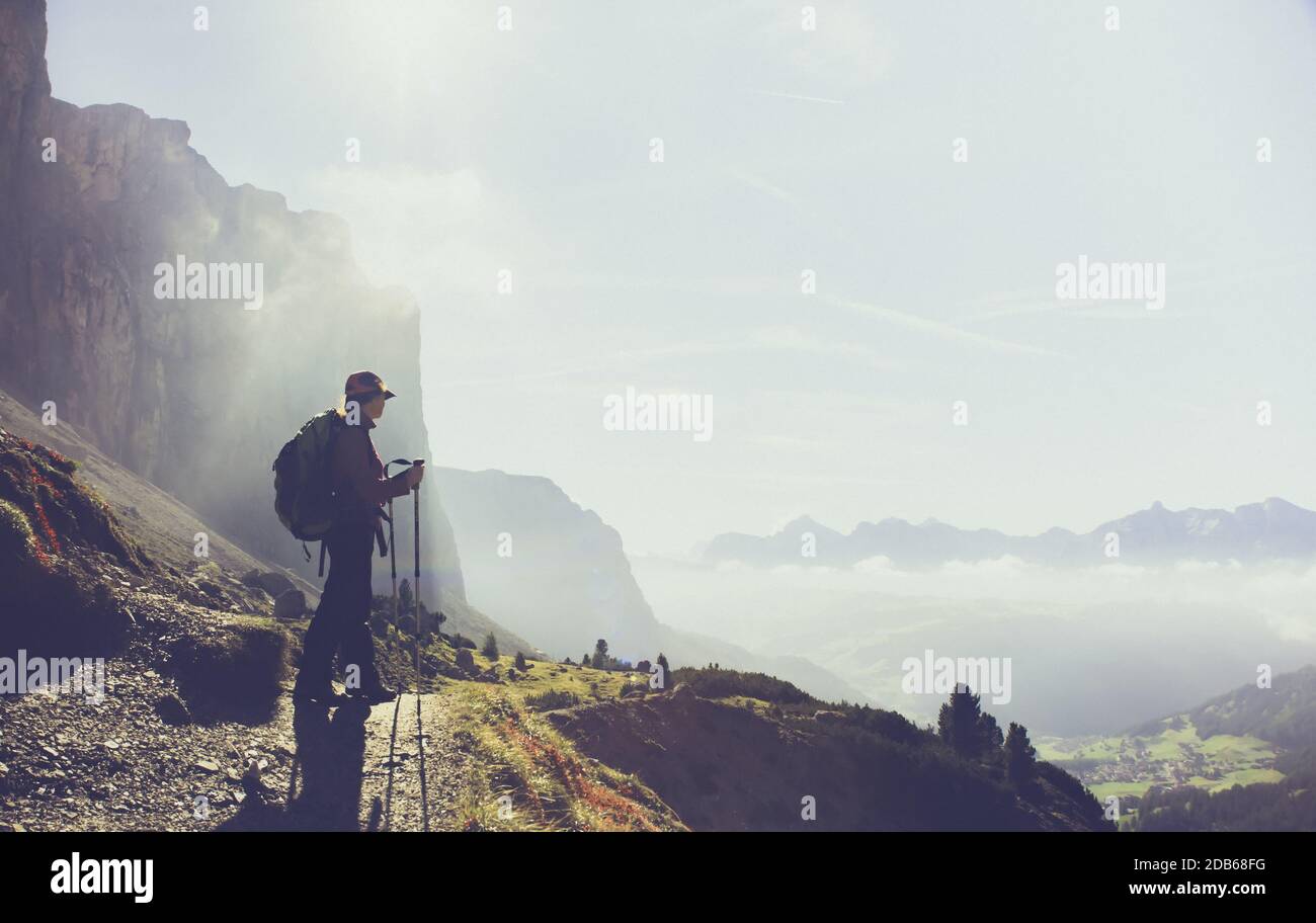 Sporty silhouette di donna sulla scogliera rocciosa nelle Dolomiti. Uno stile di vita attivo, la salute e il conseguimento concept Foto Stock