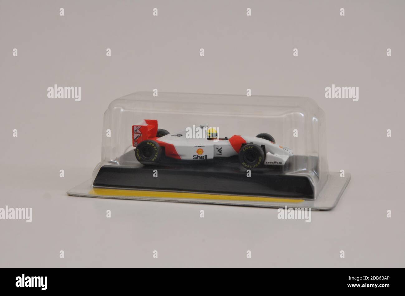 Formula uno, Airton Senna pilota formula uno auto, promozionale in plastica pacchetto, con base nera, copy space, vista laterale Foto Stock