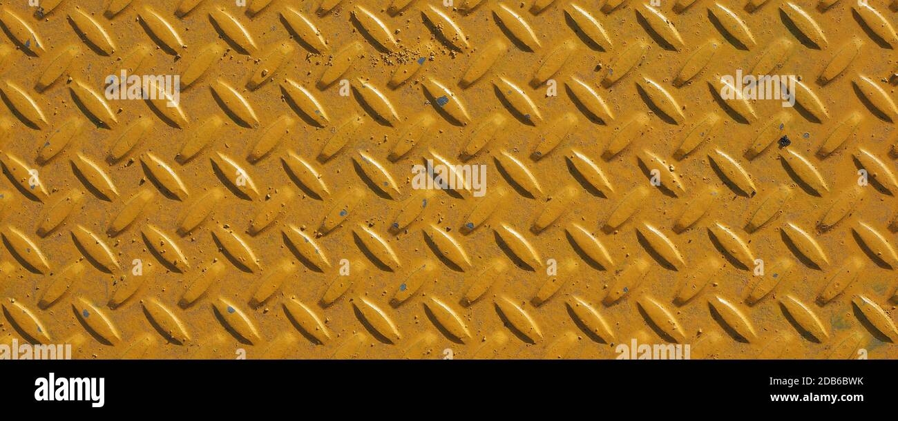 Ampia piastra diamantata in acciaio giallo utile come sfondo Foto Stock