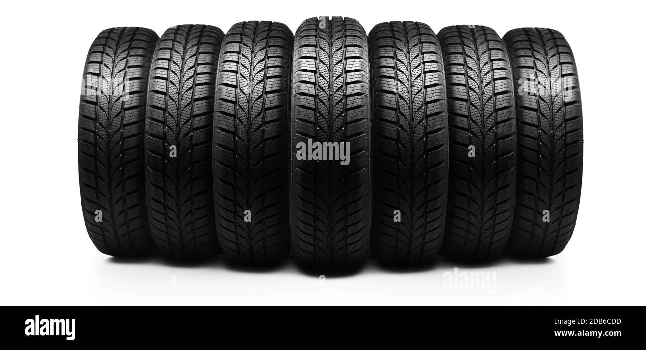 Vista frontale dei nuovi pneumatici per veicoli isolati su sfondo bianco Foto Stock