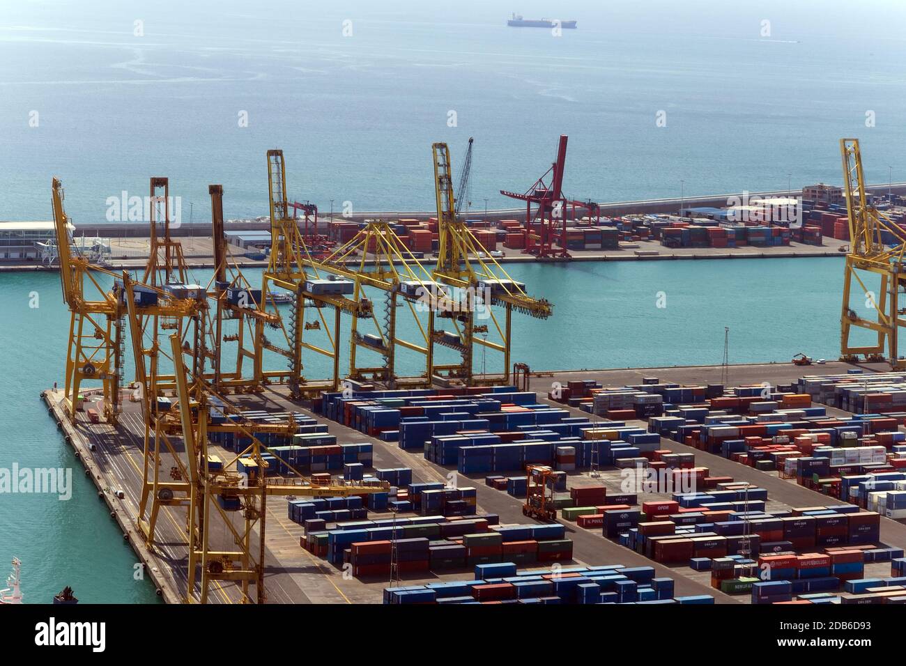 Container, commerciale, industriale e logistico mare Porto di Barcellona, Spagna (ES). Vista aerea. Foto Stock