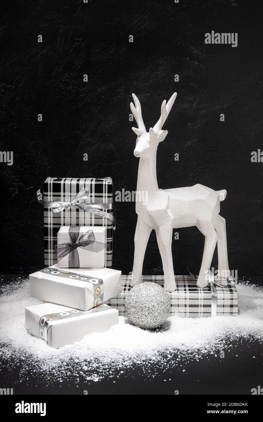 Decorazione di Natale e confezione regalo su sfondo nero. Concetto di Christmastime. Spazio di copia Foto Stock