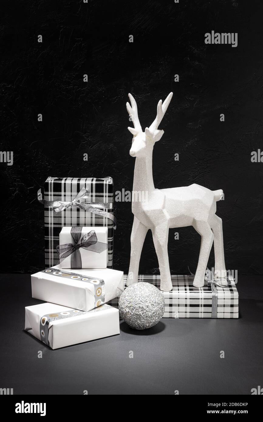 Decorazione di Natale e confezione regalo su sfondo nero. Concetto di Christmastime. Spazio di copia Foto Stock